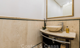 Amplio dúplex, planta baja en un complejo en primera línea de playa a poca distancia de Puerto Banús, Marbella 46766 