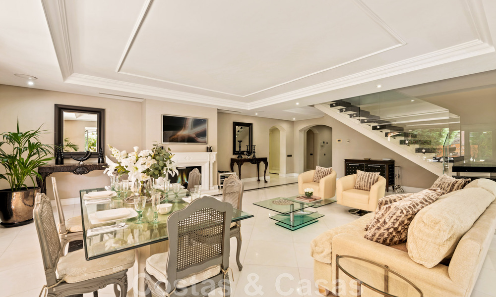 Amplio dúplex, planta baja en un complejo en primera línea de playa a poca distancia de Puerto Banús, Marbella 46767