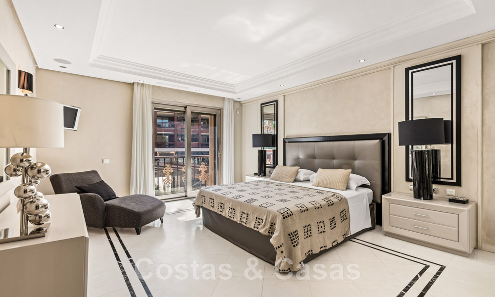 Amplio dúplex, planta baja en un complejo en primera línea de playa a poca distancia de Puerto Banús, Marbella 46768