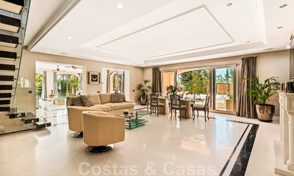 Amplio dúplex, planta baja en un complejo en primera línea de playa a poca distancia de Puerto Banús, Marbella 46780