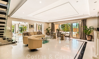 Amplio dúplex, planta baja en un complejo en primera línea de playa a poca distancia de Puerto Banús, Marbella 46780 