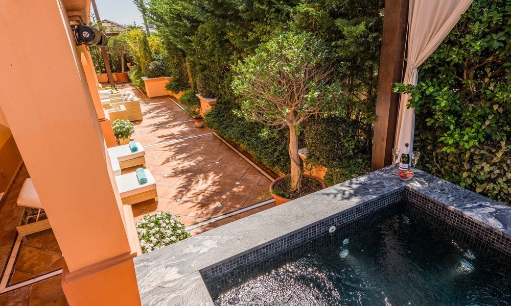 Amplio dúplex, planta baja en un complejo en primera línea de playa a poca distancia de Puerto Banús, Marbella 46781