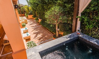 Amplio dúplex, planta baja en un complejo en primera línea de playa a poca distancia de Puerto Banús, Marbella 46781 