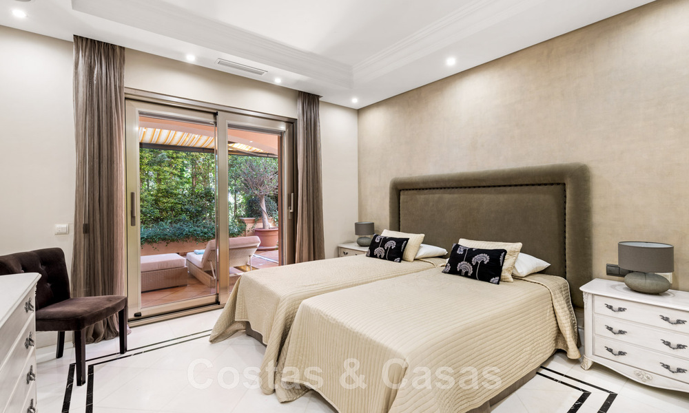 Amplio dúplex, planta baja en un complejo en primera línea de playa a poca distancia de Puerto Banús, Marbella 46782