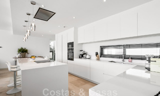 Se vende villa moderna, lista para entrar a vivir, con vistas al mar, en una urbanización de villas en la frontera de Mijas y Marbella 46089 