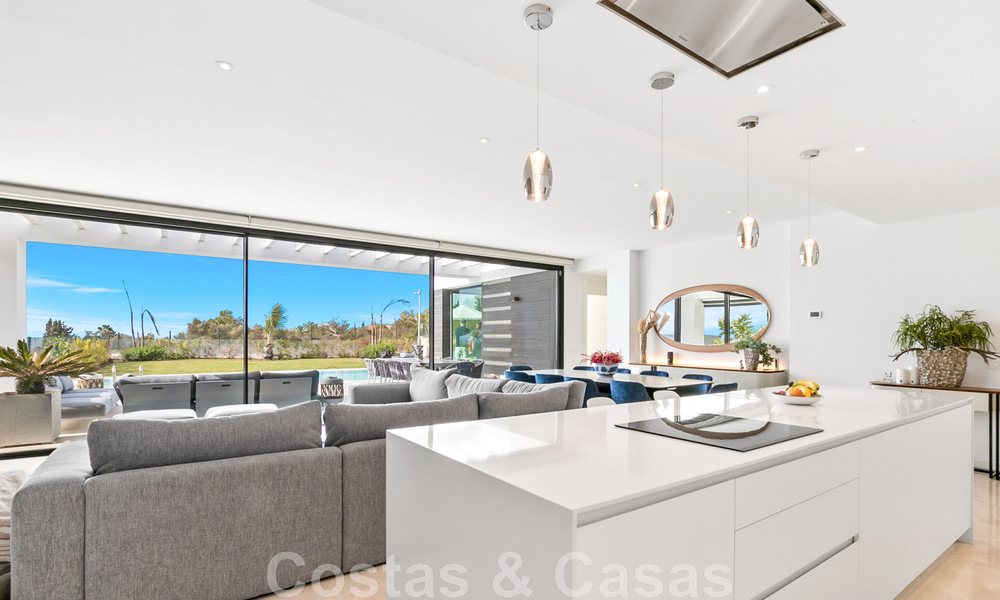 Se vende villa moderna, lista para entrar a vivir, con vistas al mar, en una urbanización de villas en la frontera de Mijas y Marbella 46090