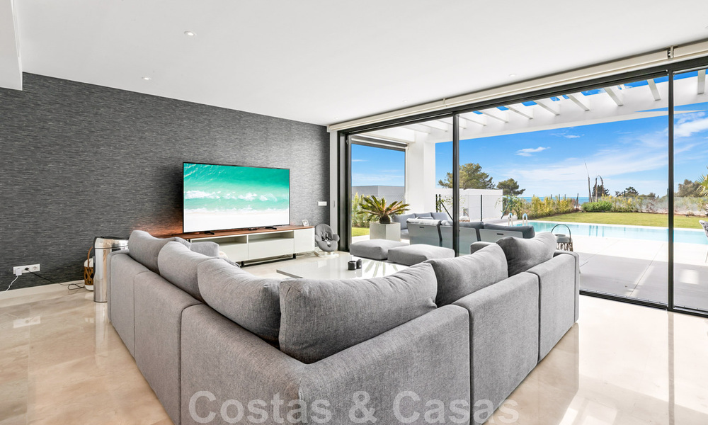 Se vende villa moderna, lista para entrar a vivir, con vistas al mar, en una urbanización de villas en la frontera de Mijas y Marbella 46093