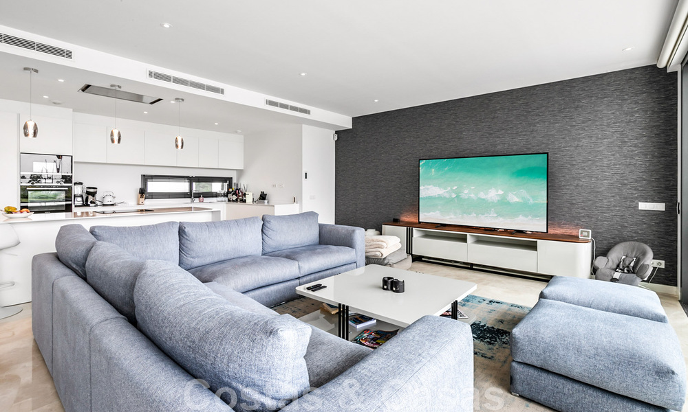 Se vende villa moderna, lista para entrar a vivir, con vistas al mar, en una urbanización de villas en la frontera de Mijas y Marbella 46096