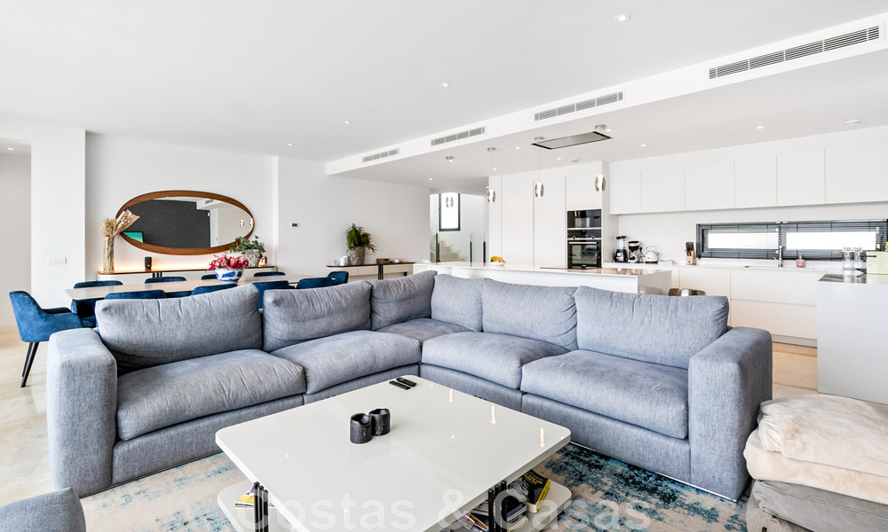 Se vende villa moderna, lista para entrar a vivir, con vistas al mar, en una urbanización de villas en la frontera de Mijas y Marbella 46097