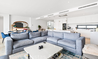 Se vende villa moderna, lista para entrar a vivir, con vistas al mar, en una urbanización de villas en la frontera de Mijas y Marbella 46097 