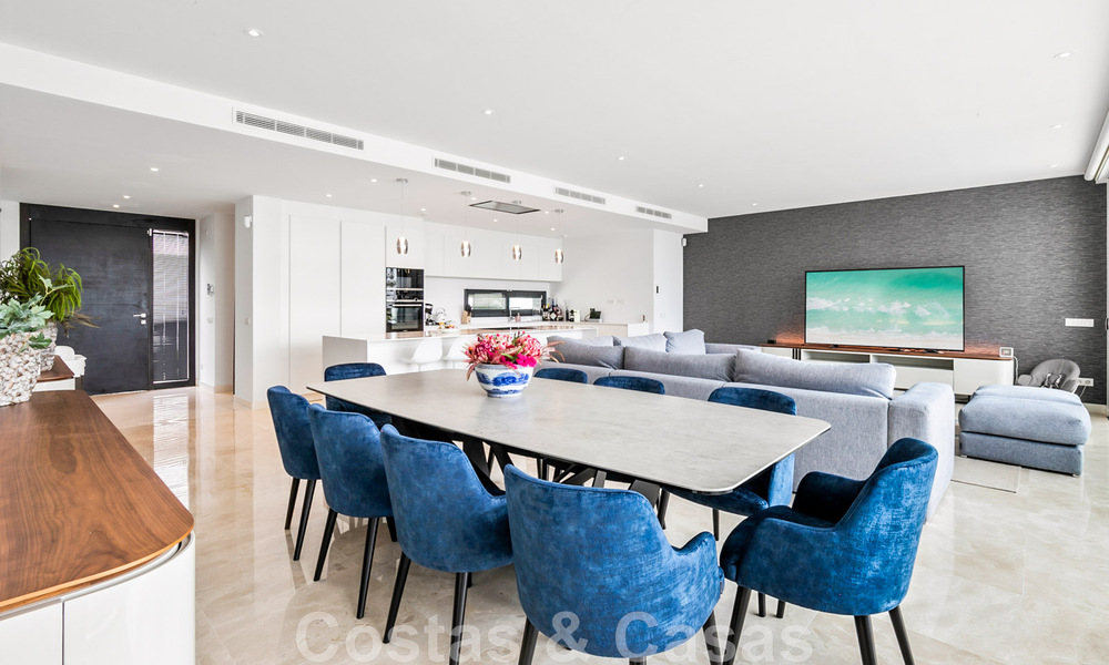 Se vende villa moderna, lista para entrar a vivir, con vistas al mar, en una urbanización de villas en la frontera de Mijas y Marbella 46099