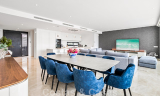 Se vende villa moderna, lista para entrar a vivir, con vistas al mar, en una urbanización de villas en la frontera de Mijas y Marbella 46099 