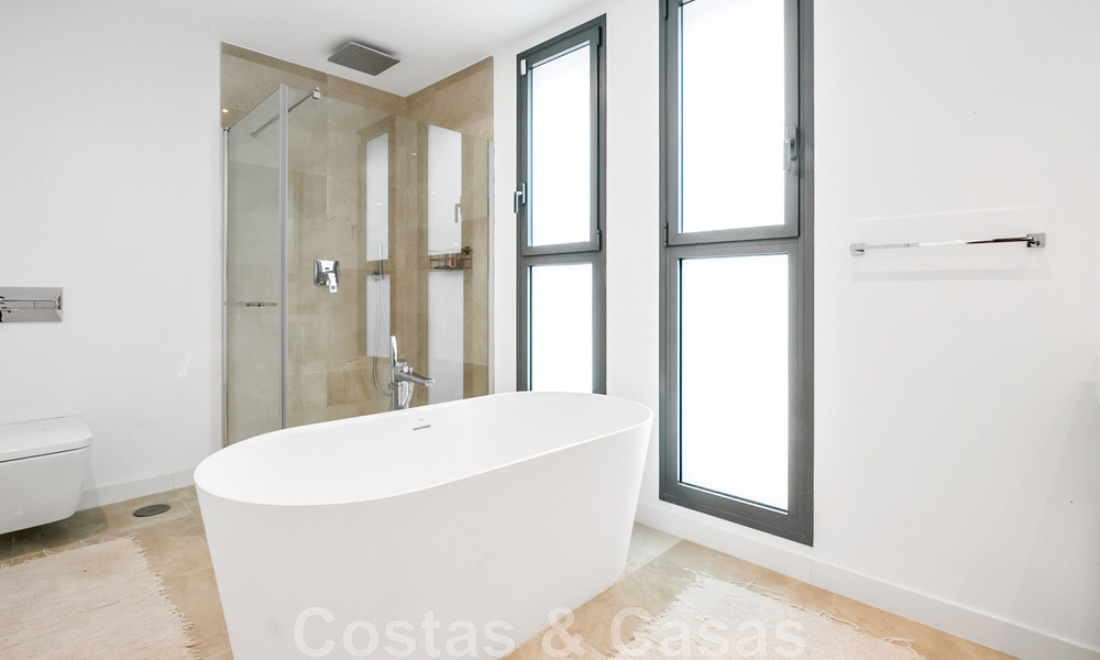 Se vende villa moderna, lista para entrar a vivir, con vistas al mar, en una urbanización de villas en la frontera de Mijas y Marbella 46100