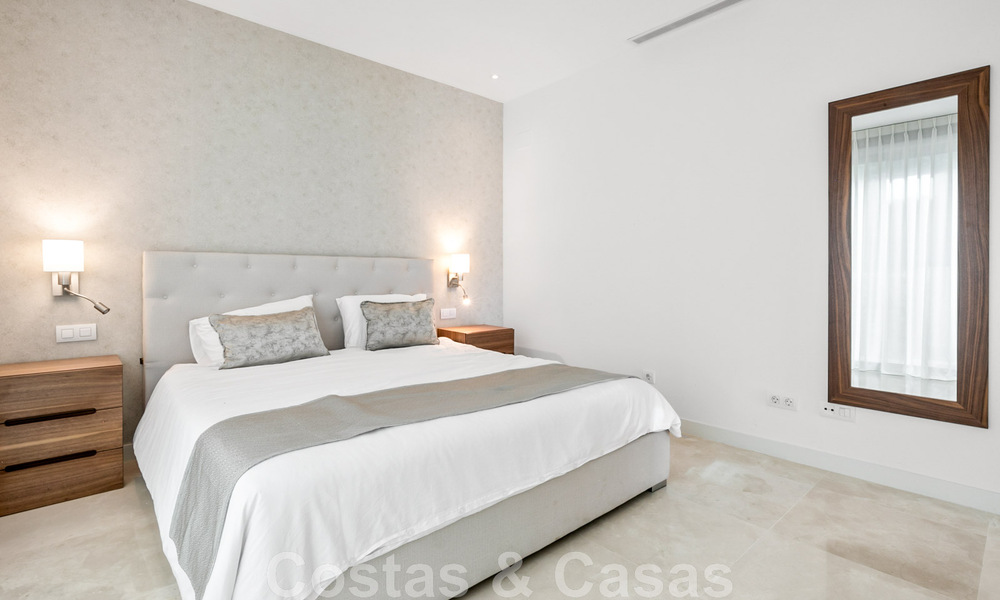 Se vende villa moderna, lista para entrar a vivir, con vistas al mar, en una urbanización de villas en la frontera de Mijas y Marbella 46103