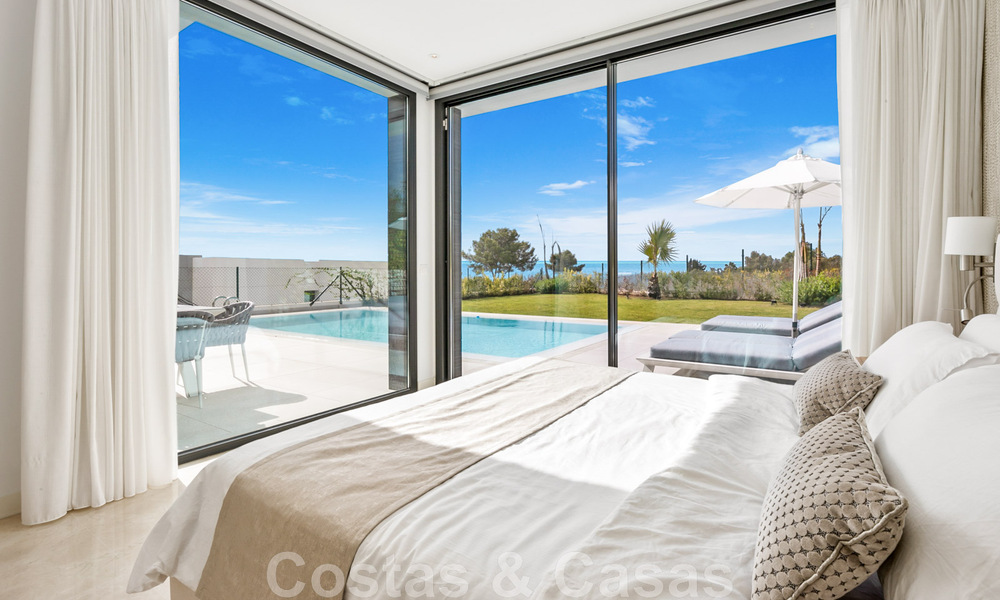 Se vende villa moderna, lista para entrar a vivir, con vistas al mar, en una urbanización de villas en la frontera de Mijas y Marbella 46105
