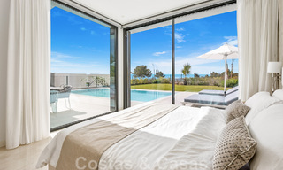 Se vende villa moderna, lista para entrar a vivir, con vistas al mar, en una urbanización de villas en la frontera de Mijas y Marbella 46105 