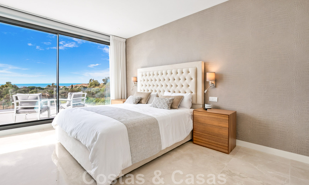 Se vende villa moderna, lista para entrar a vivir, con vistas al mar, en una urbanización de villas en la frontera de Mijas y Marbella 46106