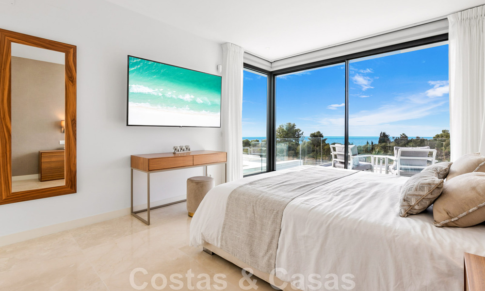 Se vende villa moderna, lista para entrar a vivir, con vistas al mar, en una urbanización de villas en la frontera de Mijas y Marbella 46107