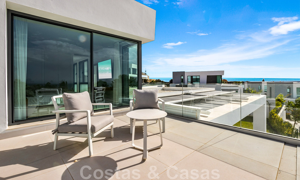 Se vende villa moderna, lista para entrar a vivir, con vistas al mar, en una urbanización de villas en la frontera de Mijas y Marbella 46108