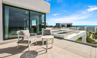 Se vende villa moderna, lista para entrar a vivir, con vistas al mar, en una urbanización de villas en la frontera de Mijas y Marbella 46108 