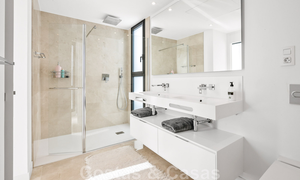 Se vende villa moderna, lista para entrar a vivir, con vistas al mar, en una urbanización de villas en la frontera de Mijas y Marbella 46109