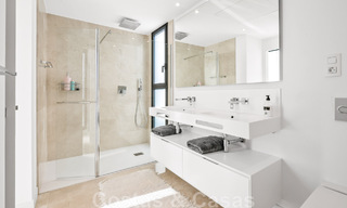 Se vende villa moderna, lista para entrar a vivir, con vistas al mar, en una urbanización de villas en la frontera de Mijas y Marbella 46109 