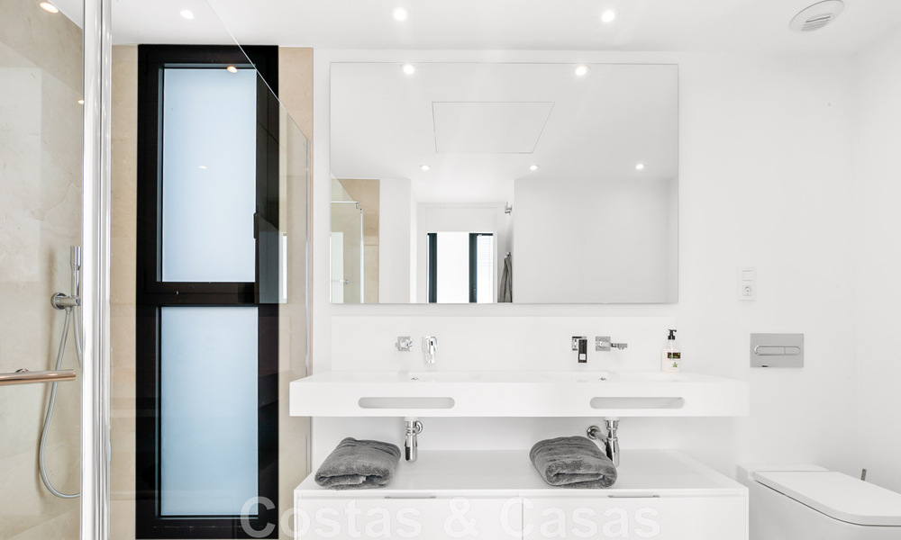 Se vende villa moderna, lista para entrar a vivir, con vistas al mar, en una urbanización de villas en la frontera de Mijas y Marbella 46110