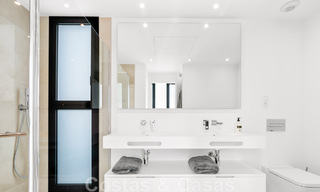 Se vende villa moderna, lista para entrar a vivir, con vistas al mar, en una urbanización de villas en la frontera de Mijas y Marbella 46110 