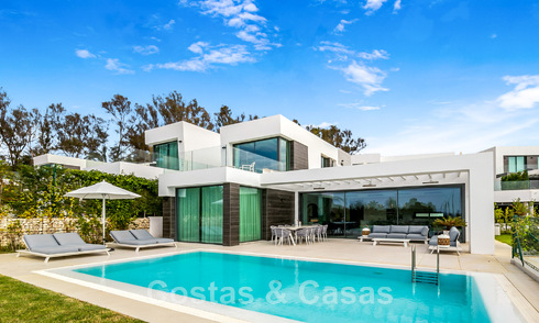Se vende villa moderna, lista para entrar a vivir, con vistas al mar, en una urbanización de villas en la frontera de Mijas y Marbella 46111