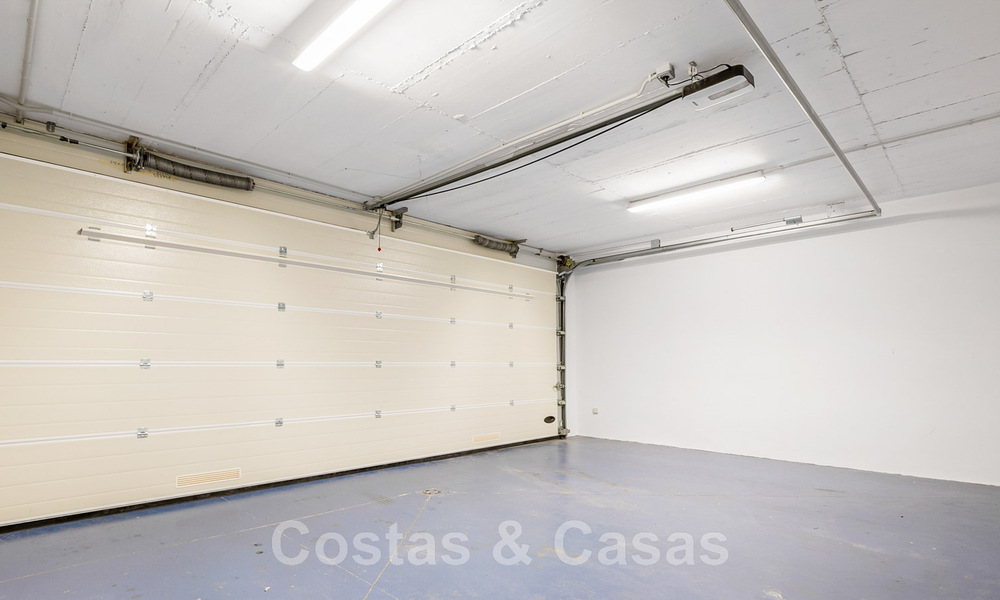 Se vende villa moderna, lista para entrar a vivir, con vistas al mar, en una urbanización de villas en la frontera de Mijas y Marbella 46113