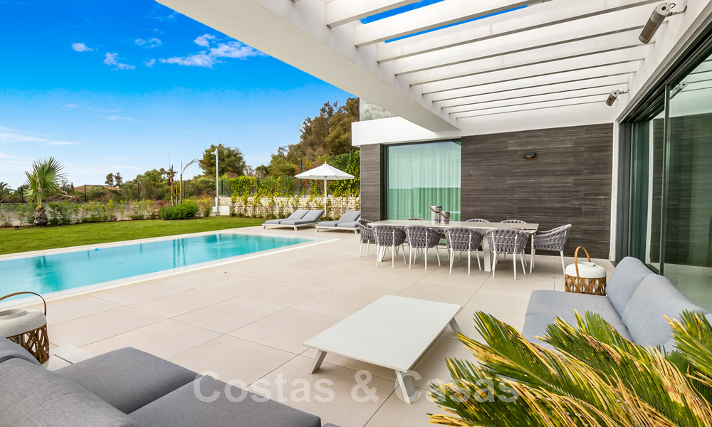 Se vende villa moderna, lista para entrar a vivir, con vistas al mar, en una urbanización de villas en la frontera de Mijas y Marbella 46114