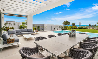 Se vende villa moderna, lista para entrar a vivir, con vistas al mar, en una urbanización de villas en la frontera de Mijas y Marbella 46115 