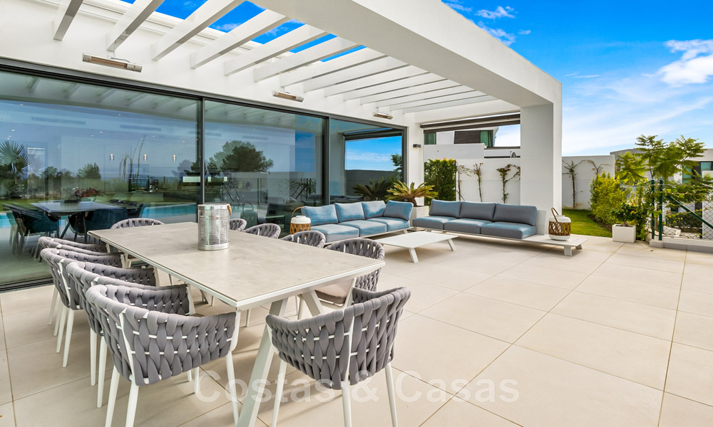 Se vende villa moderna, lista para entrar a vivir, con vistas al mar, en una urbanización de villas en la frontera de Mijas y Marbella 46116