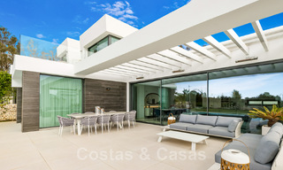 Se vende villa moderna, lista para entrar a vivir, con vistas al mar, en una urbanización de villas en la frontera de Mijas y Marbella 46117 