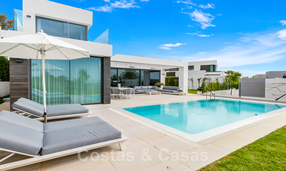 Se vende villa moderna, lista para entrar a vivir, con vistas al mar, en una urbanización de villas en la frontera de Mijas y Marbella 46118