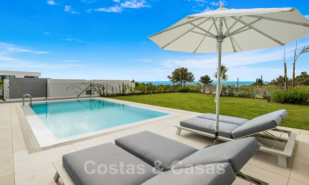 Se vende villa moderna, lista para entrar a vivir, con vistas al mar, en una urbanización de villas en la frontera de Mijas y Marbella 46119