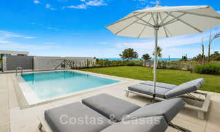 Se vende villa moderna, lista para entrar a vivir, con vistas al mar, en una urbanización de villas en la frontera de Mijas y Marbella 46119 