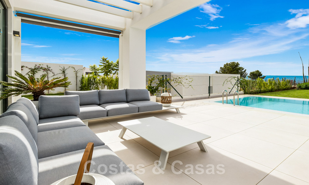 Se vende villa moderna, lista para entrar a vivir, con vistas al mar, en una urbanización de villas en la frontera de Mijas y Marbella 46121
