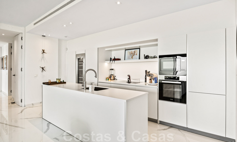 Apartamento contemporáneo de 3 dormitorios en venta con vistas al mar en las colinas de Benahavis - Marbella 46130