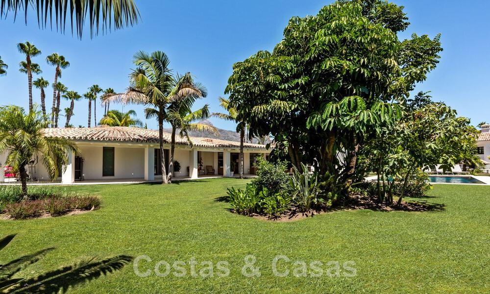 Tradicional villa de lujo en venta, en segunda línea de golf en una prestigiosa zona residencial en Nueva Andalucía, Marbella 46501