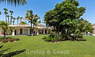 Tradicional villa de lujo en venta, en segunda línea de golf en una prestigiosa zona residencial en Nueva Andalucía, Marbella 46501 