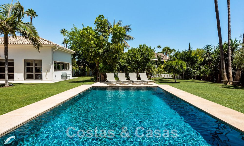 Tradicional villa de lujo en venta, en segunda línea de golf en una prestigiosa zona residencial en Nueva Andalucía, Marbella 46502