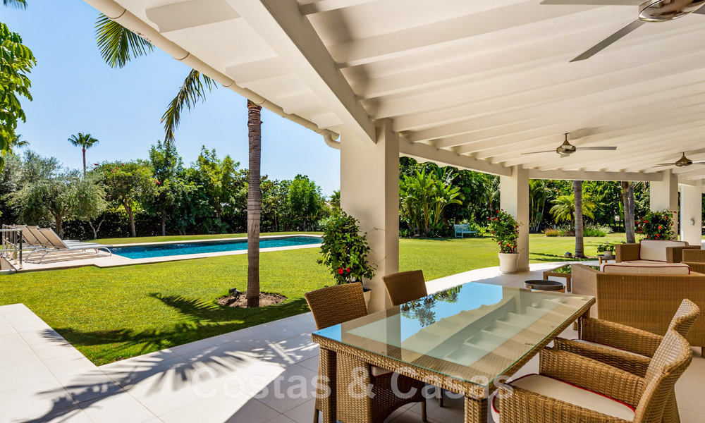 Tradicional villa de lujo en venta, en segunda línea de golf en una prestigiosa zona residencial en Nueva Andalucía, Marbella 46503