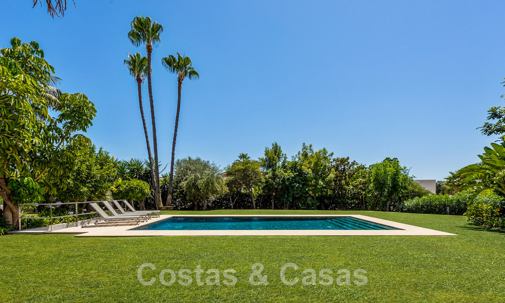 Tradicional villa de lujo en venta, en segunda línea de golf en una prestigiosa zona residencial en Nueva Andalucía, Marbella 46504
