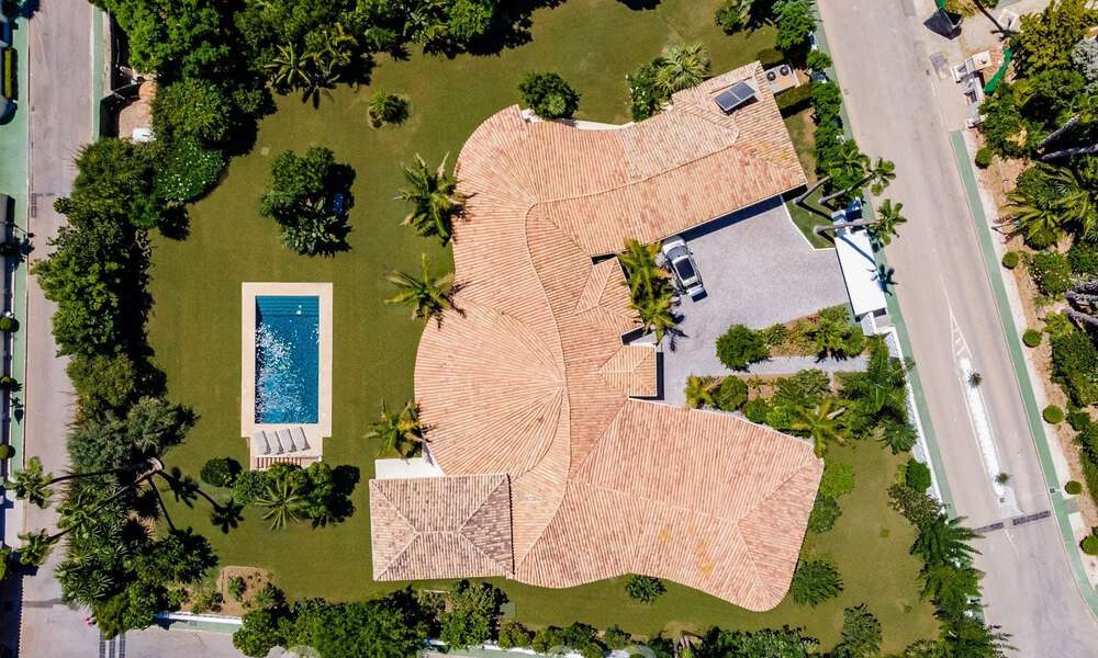 Tradicional villa de lujo en venta, en segunda línea de golf en una prestigiosa zona residencial en Nueva Andalucía, Marbella 46505