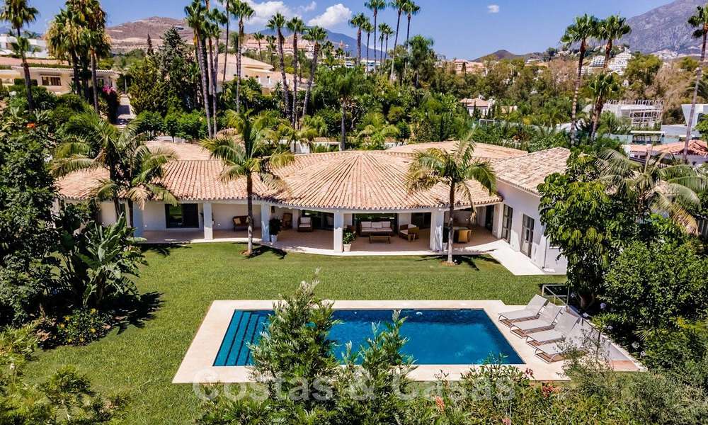 Tradicional villa de lujo en venta, en segunda línea de golf en una prestigiosa zona residencial en Nueva Andalucía, Marbella 46506