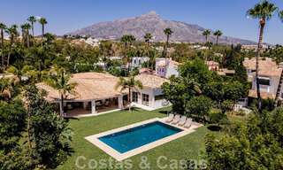 Tradicional villa de lujo en venta, en segunda línea de golf en una prestigiosa zona residencial en Nueva Andalucía, Marbella 46507 