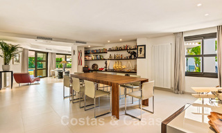Tradicional villa de lujo en venta, en segunda línea de golf en una prestigiosa zona residencial en Nueva Andalucía, Marbella 46509 