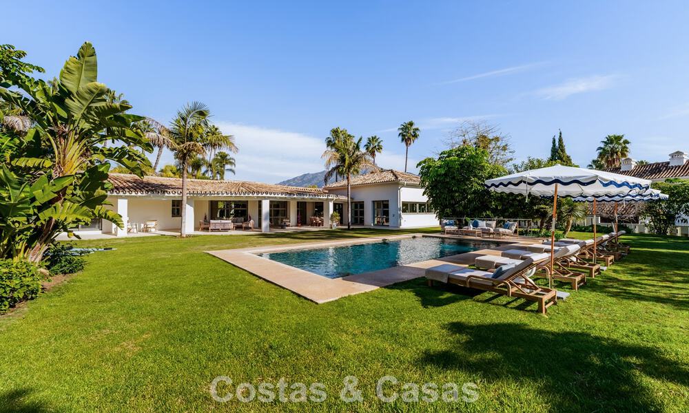 Tradicional villa de lujo en venta, en segunda línea de golf en una prestigiosa zona residencial en Nueva Andalucía, Marbella 775933