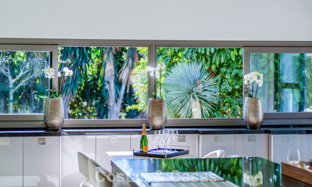 Tradicional villa de lujo en venta, en segunda línea de golf en una prestigiosa zona residencial en Nueva Andalucía, Marbella 775936